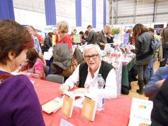 Roger-Michel d&eacute;dicace son livre